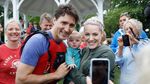 Aksi PM Kanada Mengayuh Kayak di Sungai Niagara