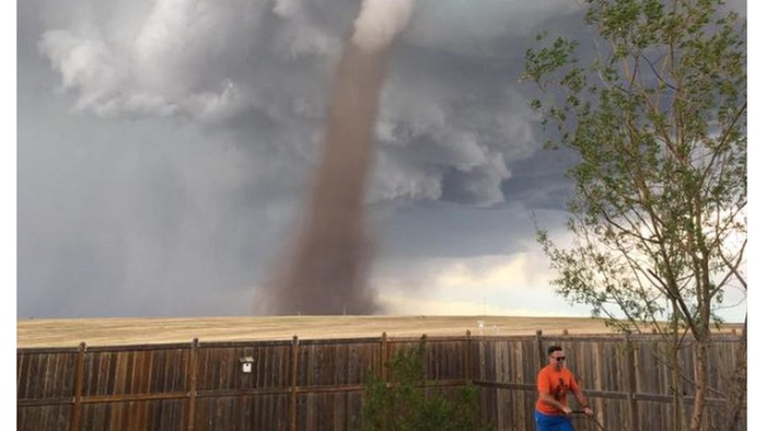 Viral, Pria Kanada Asyik Potong Rumput di Tengah Ancaman Tornado