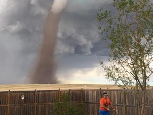 Viral, Pria Kanada Asyik Potong Rumput di Tengah Ancaman Tornado