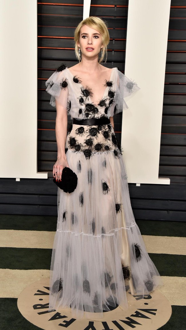 Emma Roberts attends the 2016 Vanity Fair Oscar Party Hosted By Graydon Carter at the Wallis Annenberg Center for the Performing Arts on February 28, 2016 in Beverly Hills, California.  (Photo by Pascal Le Segretain/Getty Images)