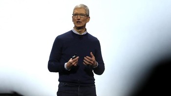 Tim Cook. Tak jauh beda dengan Steve Jobs, Tim Cook senang mengenakan kaus dan kemeja polos. Dalam beberapa kesempatan, CEO Apple ini terlihat lebih resmi, namun tetap santai. Jika mengenakan kemeja, Cook tak pernah mengenakan dasi dan ujung kemejanya sering tidak dimasukkan ke dalam celana. Cook biasa mengenakan kaus dan kemeja navy blue atau hitam. Foto: Reuters
