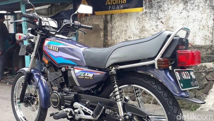 Sekelompok pecinta motor Yamaha RX King membedah motor RX King milik seorang pengendara Go-Jek tanpa biaya