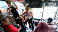 Kapolda Metro Jaya juga menyapa penumpang bus.