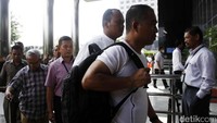 Mereka langsung dibawa masuk petugas ke dalam gedung untuk menjalani pemeriksaan.