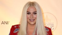 Penyanyi Kesha adalah salah satu artis dengan pengakuan bercinta dengan hantu yang cukup baru. Kesha mengaku pernah bercinta dengan hantu sampai menginspirasinya membuat lagu. Wah sensasi bukan ya? Foto: Tasos Katopodis/Getty Images