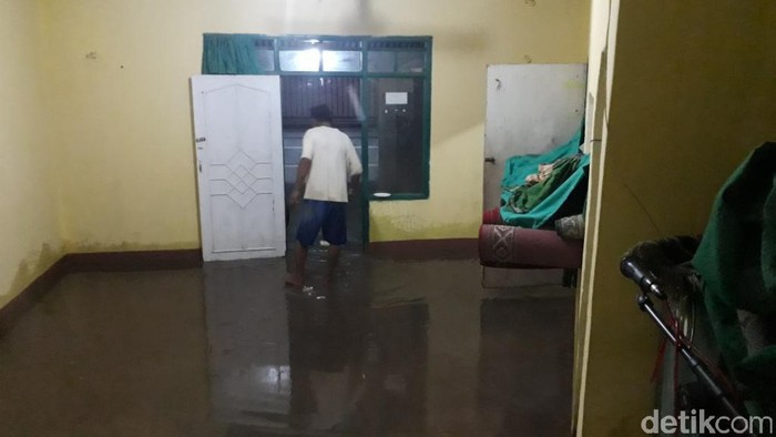 Cerita Warga Paseh Bandung yang Santap Sahur di Tengah Banjir