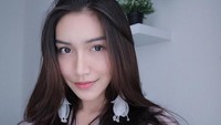 Beberapa komentar pedas dari netizen soal operasi pun dijawabnya dengan menyebut bahwa ia hanya melakukan Nose filler, botox, microblading Alis, & extension bulumata. (Dok. Instagram/melodyprima)