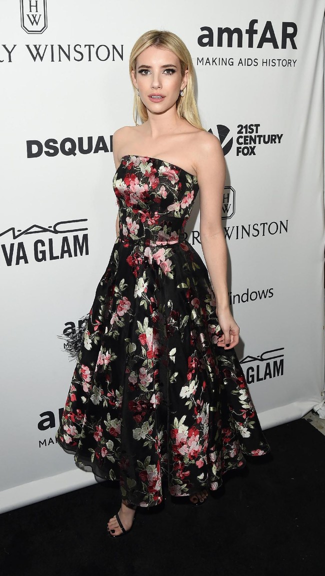 Emma Roberts attends amfARs Inspiration Gala Los Angeles at Milk Studios on October 29, 2015 in Hollywood, California.  (Photo by Jason Merritt/Getty Images for amfAR)