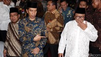 Ketua DPD Oesman Sapta Odang menyambut kedatangan Presiden Jokowi di kediamannya di Jl Karang Asem No 34, Jakarta Selatan, Selasa (6/6/2017).