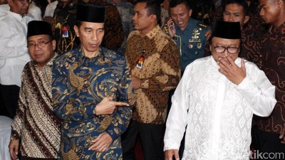 Jokowi Buka Bersama di Rumah Oesman Sapta