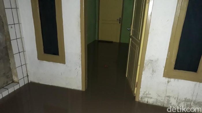 Cerita Warga Paseh Bandung yang Terpaksa Sahur di Tengah Banjir