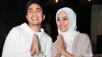 Pasangan tersebut terlihat kompak dengan busana bernuansa putih. Pool/Ismail/detikFoto.