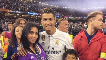 Ronaldo mengajak Georgina Rodriguez saat merayakan kemenangan Real Madrid di final Liga Champion. Foto: Instagram