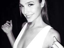 Terpesona Deretan Pose Menggoda Gal Gadot