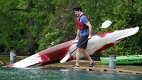 Justin Trudeau membawa kayaknya ke dalam sungai. REUTERS/Mark Blinch.