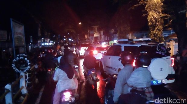 Sejumlah jalan di Kabuaten Garut ditutup karena banjir.