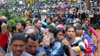 Antrean bahkan membludak hingga ke luar gedung.