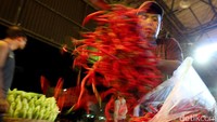 Pedagang cabai menggelar dagangannya di Pasar Induk Kramat Jati.