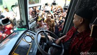 Kapolda Metro Jaya menyempatkan untuk berdialog dengan sopir bus.