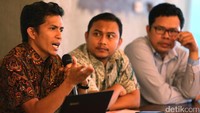 (Ki-ka) Pengajar Hukum Tata Negara Universitas Andalas Khairul Fahmi, Ketua KoDe Inisiatif Veri Junaidi, dan peneliti Pusat Kajian Antikorupsi Universitas Gadjah Mada (Pukat UGM) Hifdzil Alim menjadi pembicara dalam diskusi tersebut.