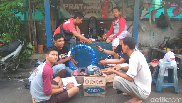 Mengumpulkan spare part untuk motor Hermanto