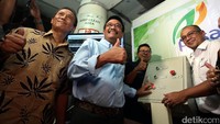 Plt Gubernur DKI Jakarta Djarot Saiful Hidayat meresmikan mesin CAS (Controlled Atmosphere Storage) milik PD Pasar Jaya di Pasar Induk Kramat Jati, Selasa (6/6/2017).