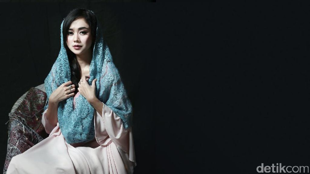 Yuk! Intip Video Pemotretan Aura Kasih di Celeb of the Month detikHOT