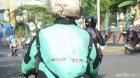 Motor dalam kondisi yang mungkin membuat orang malas dibonceng. Pelat nomornya tidak kelihatan angka dan hurufnya. Spakbornya pun sampai miring dan sempat menjadi meme.