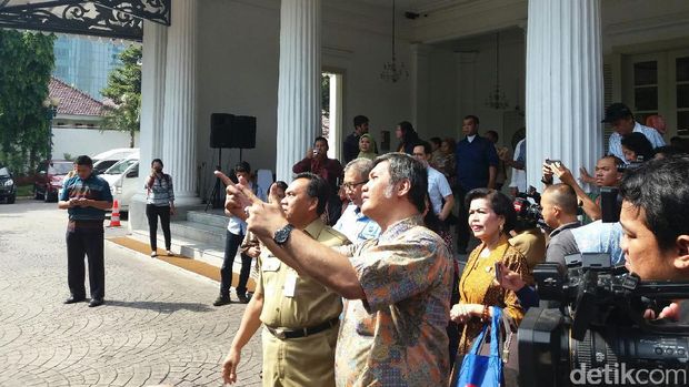 Kampanye Antirokok, PT TransJ Pasang Iklan 'Ngerokok Cuma Bakar Uang'
