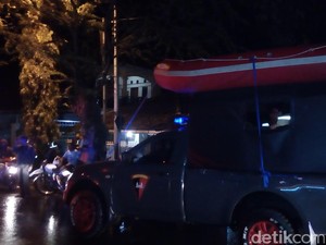 Banjir di Garut Meluas, Petugas Bawa Perahu Karet