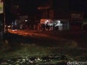 Akibat Banjir, Tembok Pesantren Persis 99 Garut Jebol