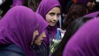 Para pelajar muslim ikut beraksi. REUTERS/Kevin Coombs.