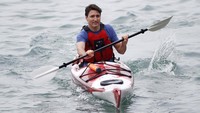 Justin Trudeau mengayuh kayak menyelusuri Sungai Niagara, Senin (5/6). REUTERS/Mark Blinch.