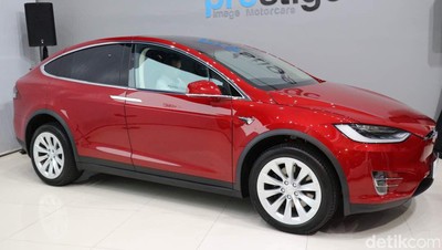 Mobil Listrik Tesla Model X Mengaspal di Jakarta