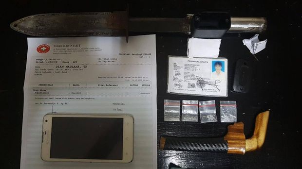 Satu paket sabu dihargai Rp 100 ribu.