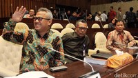 (Ki-ka) Ketua KPU Arief Budiman, perwakilan Kemendagri Sigit, dan Ketua Bawaslu Abhan siap mengikuti rapat.