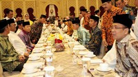 Presiden Jokowi hadir dengan mengenakan batik lengan panjang bernuansa biru lengkap dengan kopiah hitam.