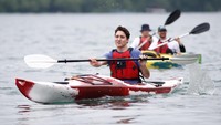 Trudeau tampak menikmati petualanganya di sungai yang berbatasan dengan Amerika Serikat itu. REUTERS/Mark Blinch.