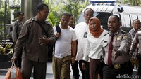 Wakil Ketua KPK Alexander Marwata menyebut pihaknya langsung memeriksa keenam orang yang terkena operasi tangkap tangan (OTT). Rencananya, ekspose terkait dengan OTT digelar siang ini.