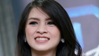 Wanita berusia 28 tahun itu beradu akting dengan Pandji Pragiwaksono dan Titi Kamal dalam film barunya itu. Pool/Palevi S/detikFoto.