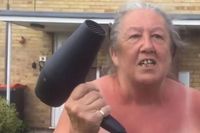 Suka Kebut-Kebutan di Jalan? Hati-Hati di Stop Nenek Ini Pakai Hairdryer