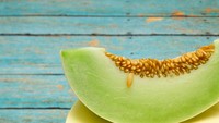 Melon yang mengandung beta karoten dan vitamin A, diyakini dapat mengatur pertumbuhan sel kulit di kepala. (Foto: iStock)