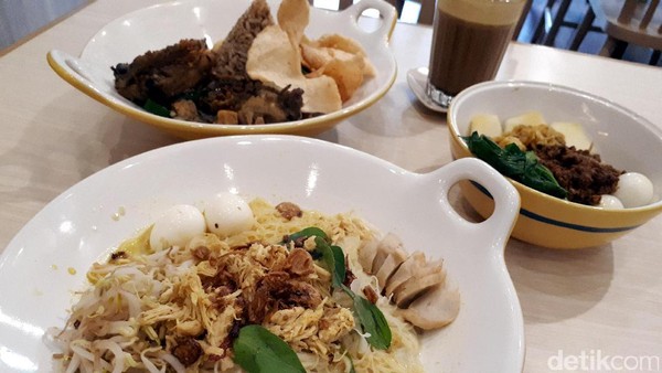 Sedapnya Bihun Laksa Betawi dan Nasi Ayam Cabe Ijo di Umaramu