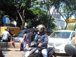 Mobil Tabrak Separator Busway di Dekat Gandaria City, Lalin Macet