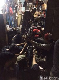 Tim Bedah King bahu membahu membedah RX King Hermanto