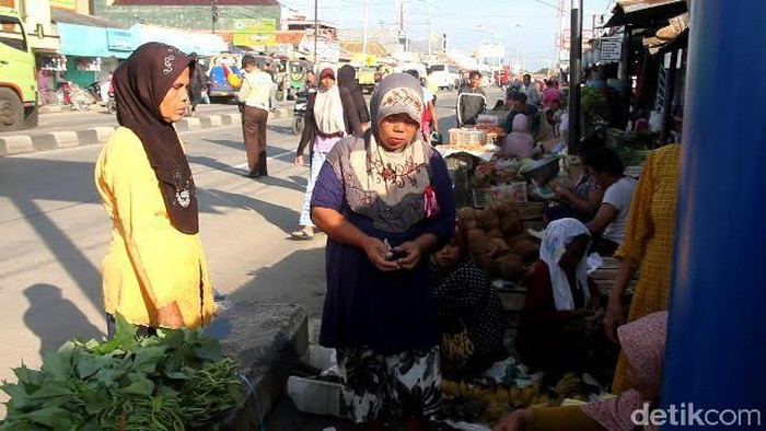 Pasar tumpah di Brebes, Selasa (6/6/2017).