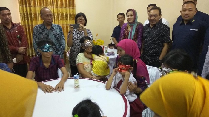 Mensos Jenguk Korban Persekusi di RPSA Cipayung