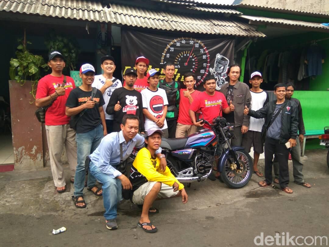 Sekelompok pecinta motor Yamaha RX King membedah motor RX King milik seorang pengendara Go-Jek tanpa biaya