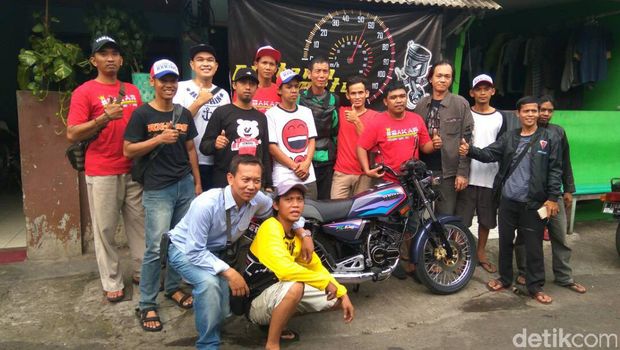 Komunitas berpose dengan motor hasil bedah