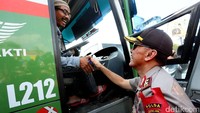 M Iriawan menyapa sopir bus saat meninjau jalur mudik lebaran di Bekasi, Selasa (6/6/2017).